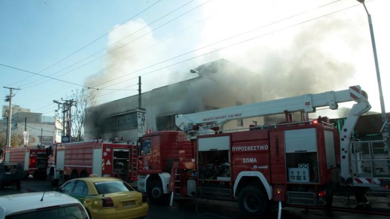 Υπό μερικό έλεγχο η φωτιά στη βιοτεχνία υφασμάτων στον Ρέντη (ΦΩΤΟ)