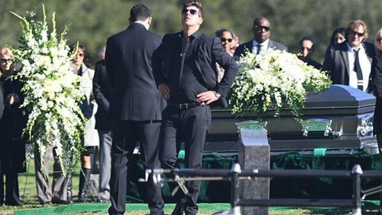 Συντετριμμένος o Robin Thicke στην κηδεία του πατέρα του (ΦΩΤΟ)