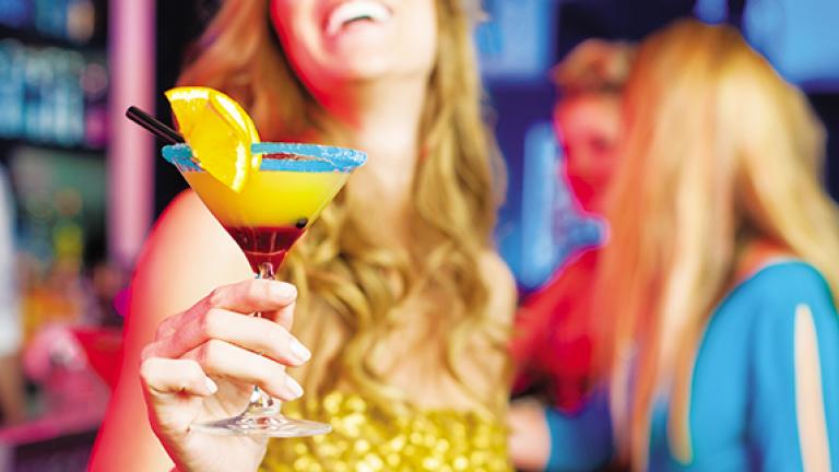 Έφοδοι σε μπαρ σε Θεσσαλονίκη και Ζάκυνθο για ποτά μπόμπες και φορολογικές παραβάσεις