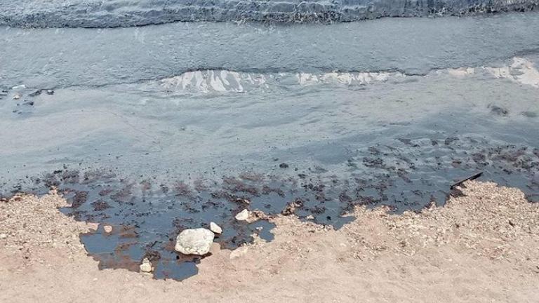Σοκ! Θάλασσα πίσσας στη Σαλαμίνα - Τεράστια ρύπανση από βύθιση πλοίου
