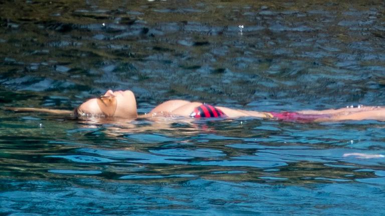 Η Ρίτα Όρα προκαλεί πανικό στην Τζαμάικα (ΦΩΤΟ)