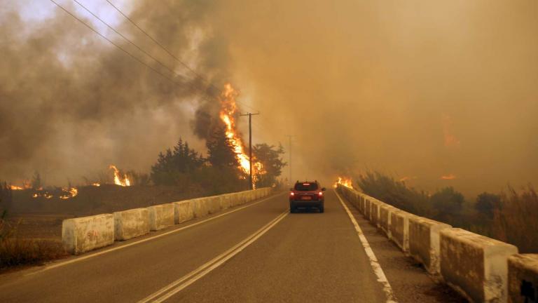 Μεγάλη φωτιά στη Ρόδο: Εκκένωση οικισμών  (Photo & Video)