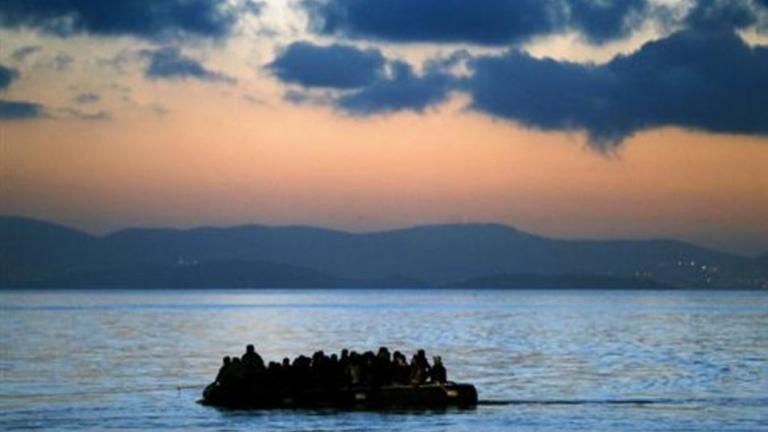 Κατά κύματα εισρέουν οι μετανάστες στα ελληνικά νησιά