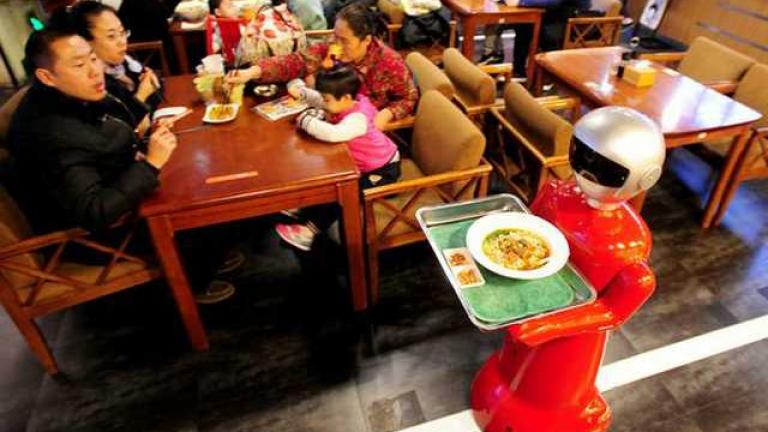 Το πρώτο ρομπότ σερβιτόρος εργάζεται στην Κίνα!