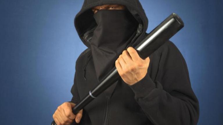 Με ξύλινα ρόπαλα εισέβαλαν ληστές σε ξενοδοχείο στο Χαϊδάρι