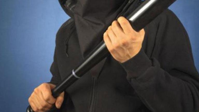 Ανιψιός πολτοποίησε το κεφάλι του θείου του χτυπώντας τον με ρόπαλο στη μέση του δρόμου