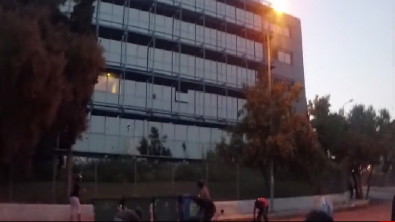 Ο Ρουβίκωνας έδωσε στη δημοσιότητα το βίντεο από την επίθεση που πραγματοποίησε στα παλιά κεντρικά γραφεία της Siemens (ΒΙΝΤΕΟ)