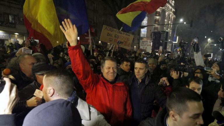 Ρουμανία: Υπό την πίεση διαμαρτυριών η κυβέρνηση αποσύρει το διάταγμα για υποθέσεις διαφθοράς