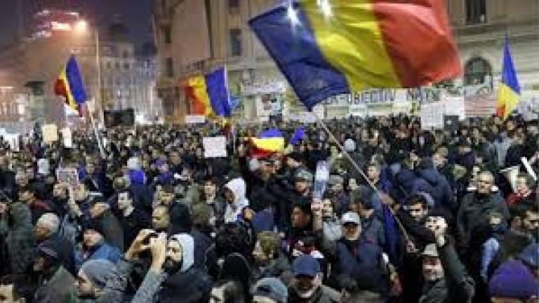 Ρουμανία: 500.000 άνθρωποι στους δρόμους της χώρας παρά την απόσυρση του διατάγματος για τη διαφθορά