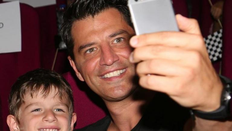 Σάκης Ρουβάς: Η selfie με τον γιό του και οι ευχές 