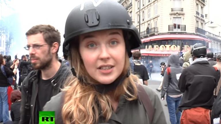 Δημοσιογράφος δέχεται χτύπημα στις διαδηλώσεις στο Παρίσι - Δείτε πως αντιδρά
