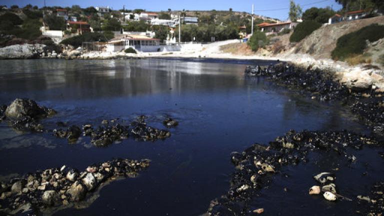 Το γύρο του κόσμου κάνουν οι εικόνες οικολογικής καταστροφής στο Σαρωνικό - Στη Βούλα έφτασε η πετρελαιοκηλίδα