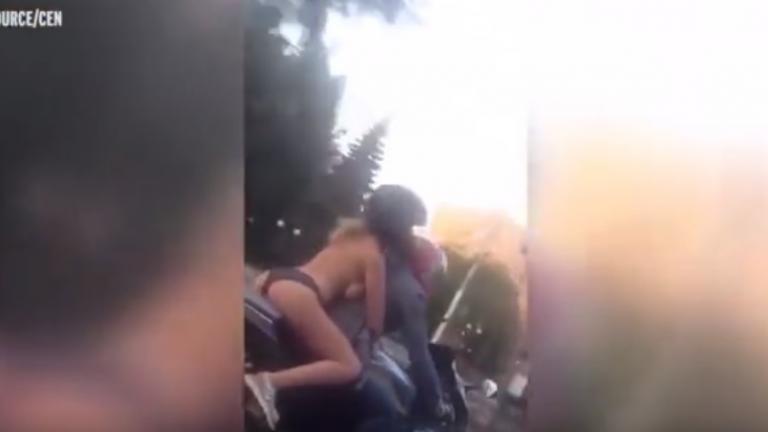 Ρωσία: Ζευγάρι τρέλανε την πόλη - Στη μηχανή μόνο με το στριγνκ (ΒΙΝΤΕΟ)