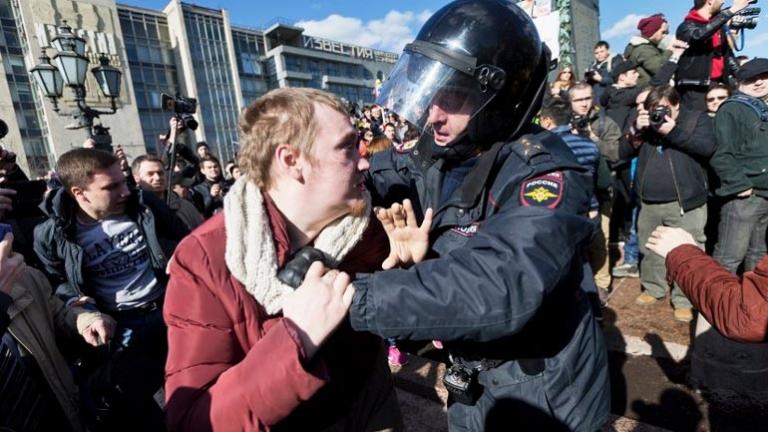 Η Ευρωπαϊκή Ενωση καλεί την Μόσχα να απελευθερώσει τους εκατοντάδες διαδηλωτές