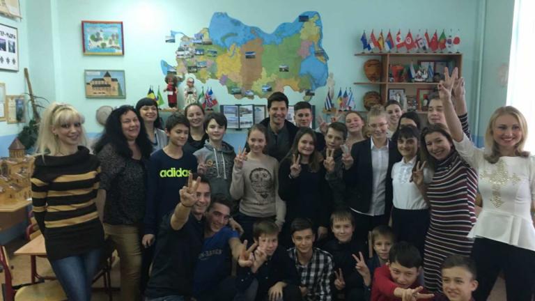 Όταν ο Σάκης Ρουβάς τραγούδησε με Ρώσους μαθητές!