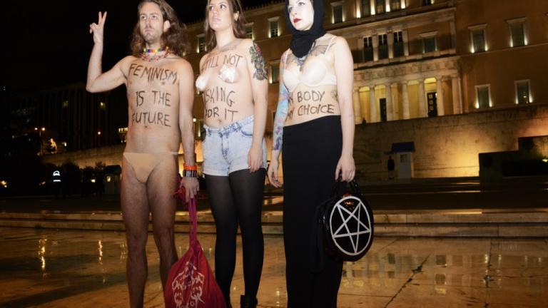 Ημέρα της Γυναίκας: Γυμνή διαμαρτυρία μπροστά στη Βουλή (ΦΩΤΟ)