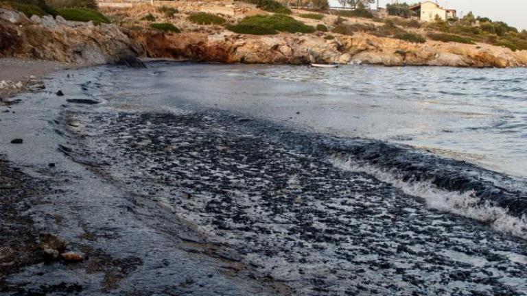 Μυρίζει... λαθρεμπόριο καυσίμων πίσω από την οικολογική καταστροφή του Σαρωνικού