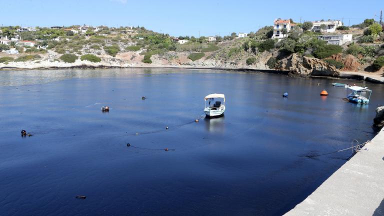 Στην Πειραϊκή και τη Φρεαττύδα έφτασε η πετρελαιοκηλίδα μετά τη βύθιση του αγκυροβολημένου μικρού δεξαμενόπλοιου «ΑΓΙΑ ΖΩΝΗ ΙΙ»