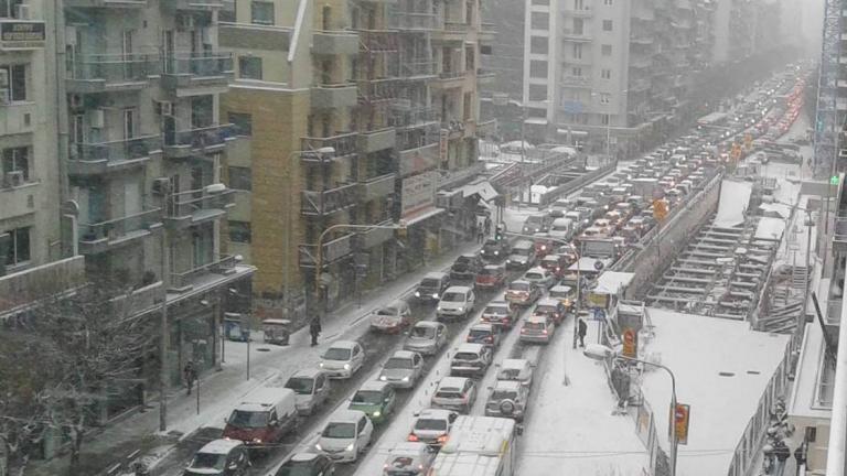 Μαρτυρικός ο χιονιάς στη Θεσσαλονίκη - Τεράστια προβλήματα στην πόλη