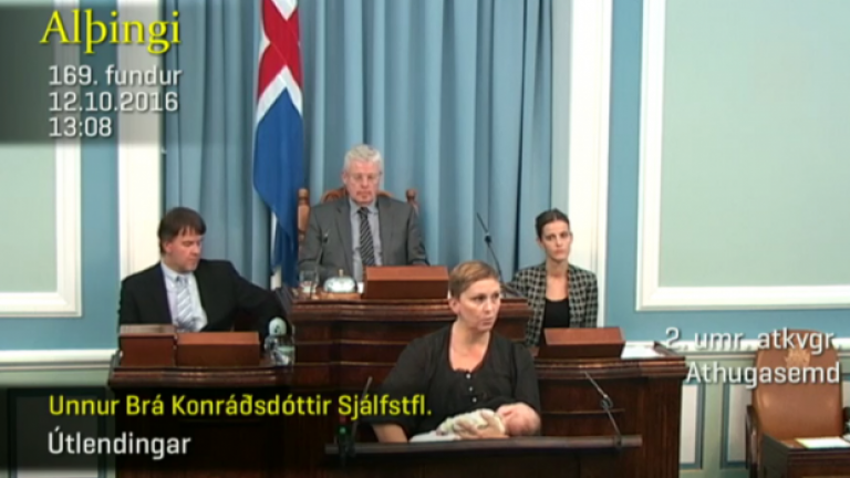 Ισλανδή βουλευτής θηλάζει στο βήμα της Βουλής