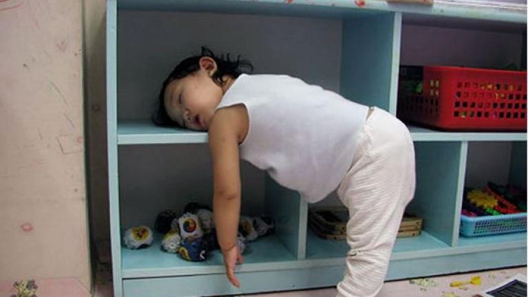 Ξεκαρδιστικές φωτογραφίες παιδιών που κοιμούνται όπου βρουν!