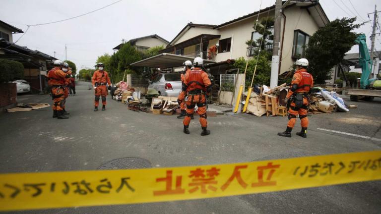 Οι διασώστες συνεχίζουν τις έρευνες για επιζώντες μετά το σεισμό στην Ιαπωνία 