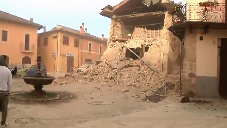 Νέες εικόνες αποκάλυψης στην Ιταλία-Τραυματίες και συντρίμμια από τα 6,7 ρίχτερ