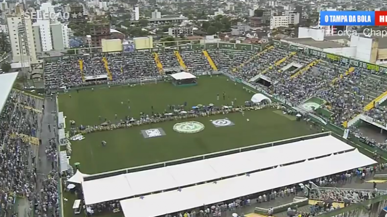 Σχεδόν 100.000 άνθρωποι έχουν συγκεντρωθεί στο γήπεδο της ομάδας για να αποχαιρετίσουν τους αδικοχαμένους παίκτες