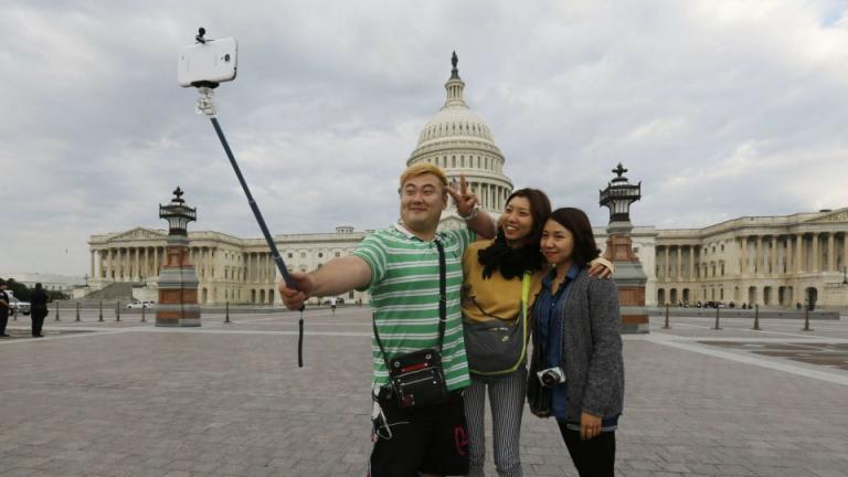 Η πόλη που απαγόρευσε τα selfie stick