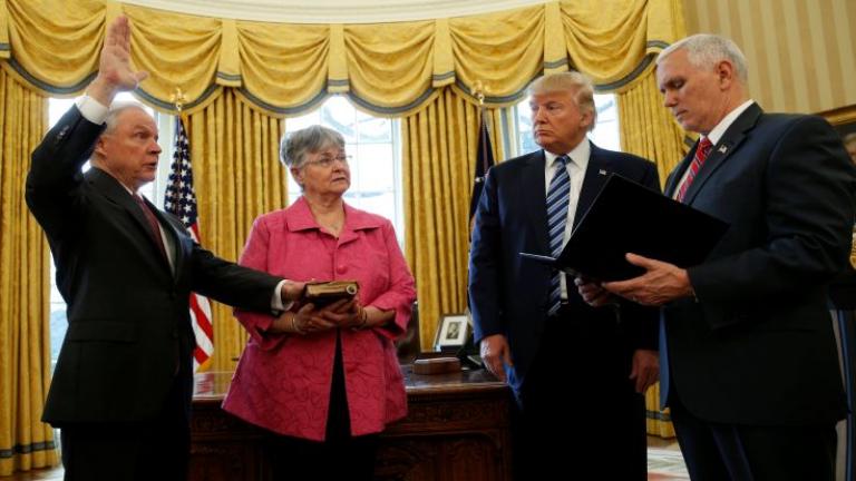 ΗΠΑ: Οι Δημοκρατικοί κάλεσαν τον υπ. Δικαιοσύνης να παραιτηθεί, μετά τη γνωστοποίηση των συνομιλιών με τον Ρώσο πρέσβη