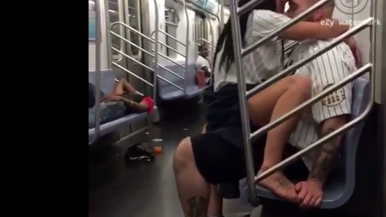 Ζευγάρι κάνει σεξ μέσα στο τραίνο μπροστά σε όλους! (ΒΙΝΤΕΟ)