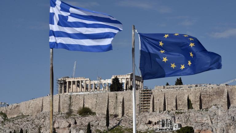 Bloomberg: «Η Ελλάδα να ενταχθεί στο πρόγραμμα αγοράς ομολόγων της ΕΚΤ»
