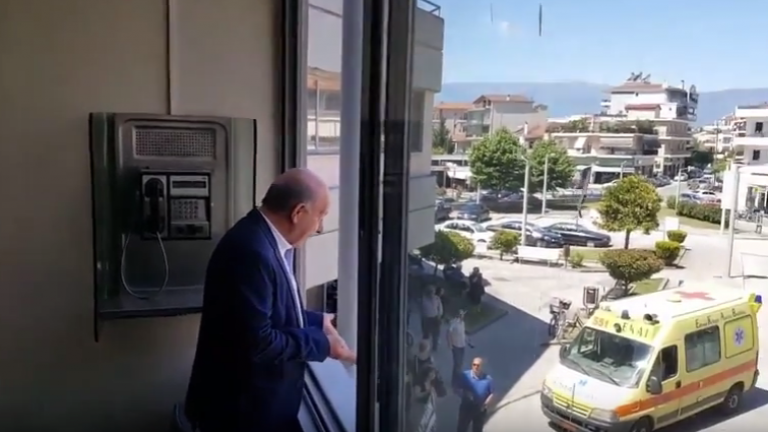 Τρίκαλα: Άγριο γιουχάισμα βουλευτή που συνόδευε σε νοσοκομείο τον Παύλο Πολάκη-Από την πίσω πόρτα μπήκε ο υπουργός Υγείας (ΦΩΤΟ-ΒΙΝΤΕΟ)