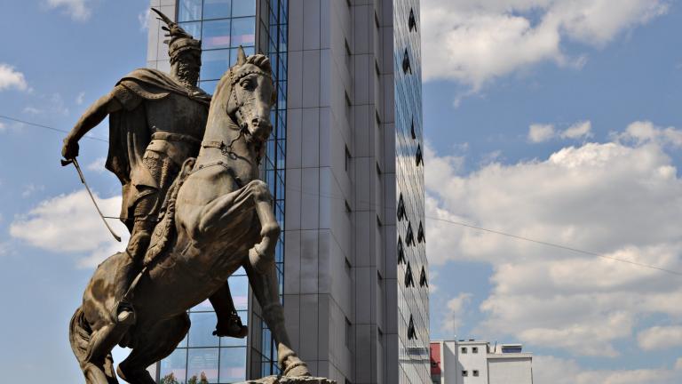 Αλβανία: Ισλαμιστές σκέπασαν το άγαλμα του Γεώργιου Καστριώτη