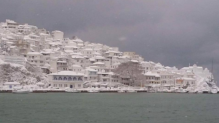 Στον όρμο Αγνώντα στη Σκόπελο αποκλεισμένοι 25 ταξιδιώτες 