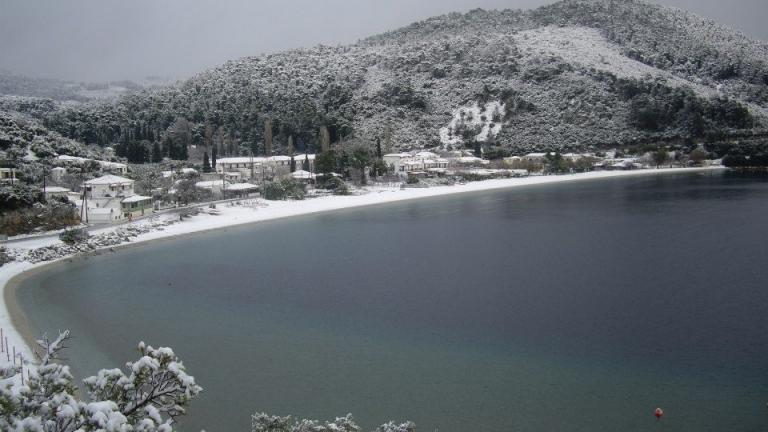 Μετά από 30 χρόνια το χιόνι ξεπέρασε το ένα μέτρο στο νησί της Σκοπέλου