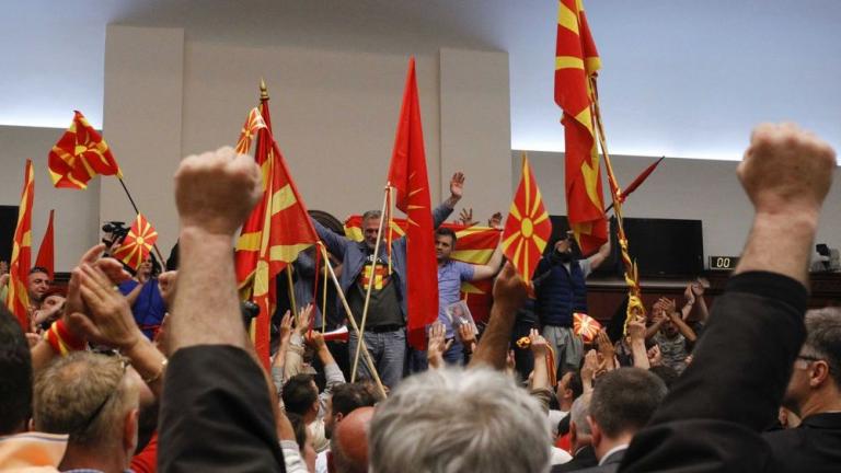ΠΓΔΜ: Επιφανειακή ηρεμία μετά τα χτεσινά επεισόδια με τη βίαιη εισβολή στο Κοινοβούλιο