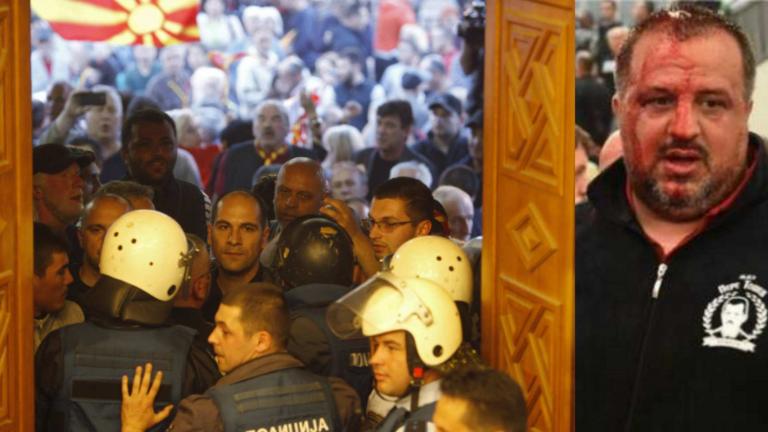 Χάος στα Σκόπια: Τραυματίστηκε η αρχηγός της αντιπολίτευσης και τουλάχιστον τέσσερις βουλευτές, ένας σοβαρά, ύστερα από εισβολή εθνικιστών διαδηλωτών στη Βουλή εξαιτίας της εκλογής του αλβανικής καταγωγής Ταλάτ Τζαφέρι στη θέση του προέδρου της Βουλής- Δείτε LIVE (ΦΩΤΟ-ΒΙΝΤΕΟ)