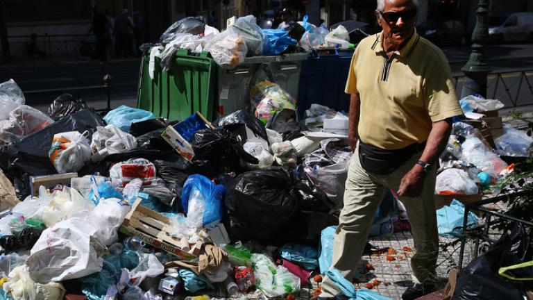 Τα σκουπίδια πνίγουν την Ελλάδα