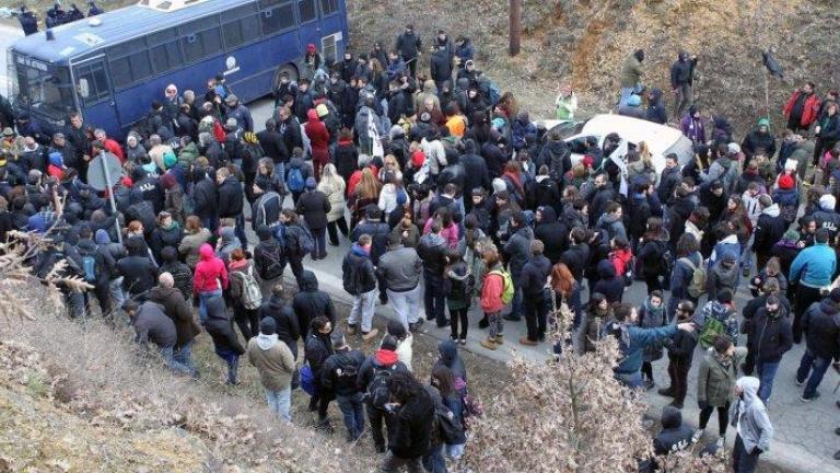 Απαλλάχθηκαν σήμερα από το εφετείο Θεσσαλονίκης, τρεις διαδηλωτές της κινητοποίησης του Οκτωβρίου του 2012, στις Σκουριές Χαλκιδικής, ενάντια στα μεταλλεία χρυσού