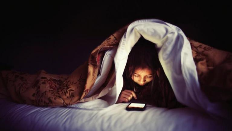 Έπαθαν προσωρινή τύφλωση από τη χρήση smartphone στο σκοτάδι!