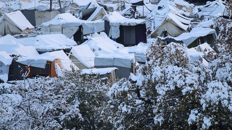 Η βρετανική εφημερίδα "κατακεραυνώνει" την ελληνική κυβέρνηση για κατασπατάληση των πόρων για τα hot spot που είχε ως αποτέλεσμα χιλιάδες πρόσφυγες να αφεθούν στο κρύο