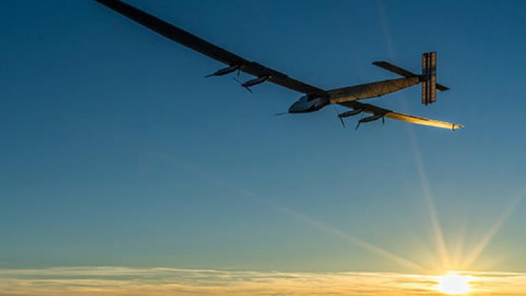 Το ηλιακό αεροσκάφος “Solar Impulse 2” απογειώθηκε από το Κάιρο, με προορισμό το Αμπού Ντάμπι