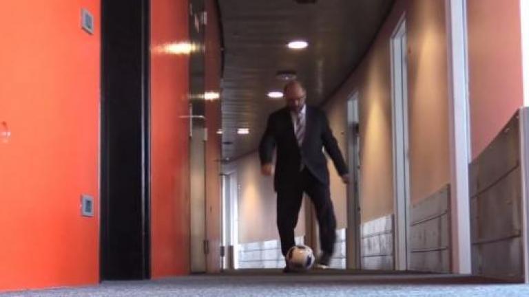 Ο Σούλτς παίζει μπάλα μέσα στο Ευρωκοινοβούλιο