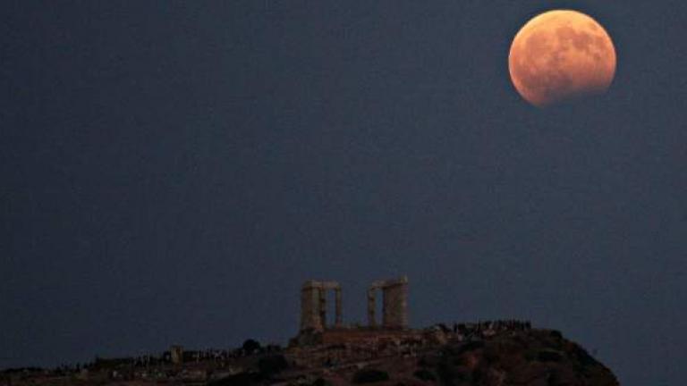 Δεν μπορέσατε να δείτε την πανσέληνο κάπου ιδιαίτερα; Δείτε την από το Σούνιο! (ΦΩΤΟ)