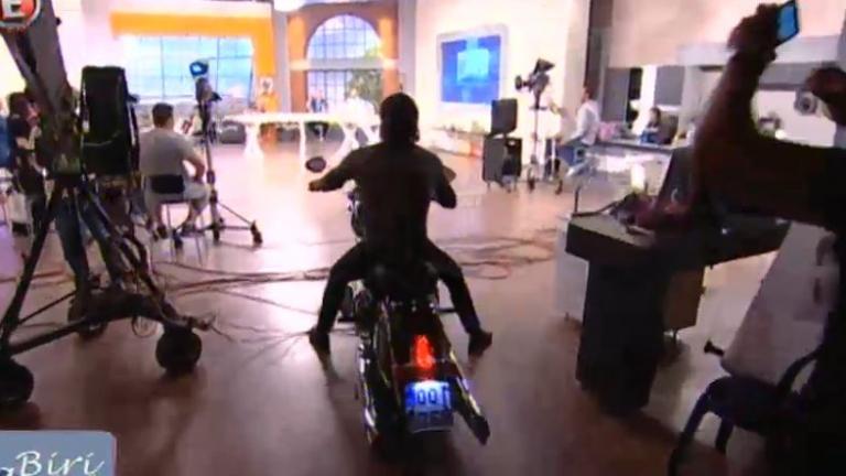 Ο Γιάννης Σπαλιάρας μπούκαρε με μοτοσικλέτα στο στούντιο της Λαμπίρη 