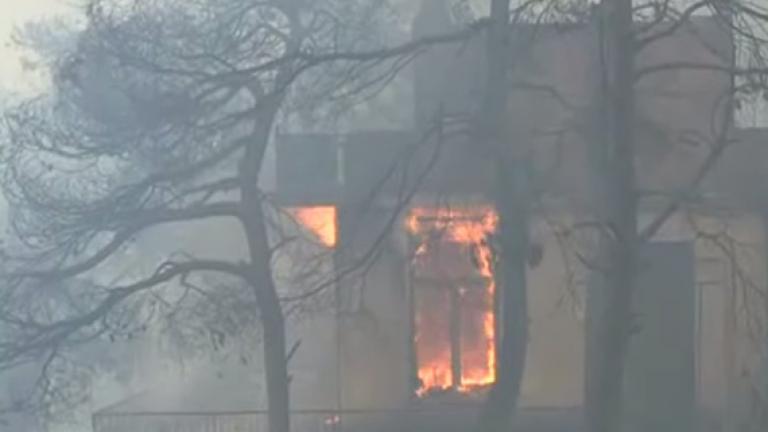 Σκηνές πανικού από την μεγάλη πυρκαγιά στον Κάλαμο καθώς τουλάχιστον 20 σπίτια έχουν παραδοθεί στις φλόγες-Οι κάτοικοι τρέχουν πανικόβλητοι να σωθούν- Εκκενώθηκαν δύο κατασκηνώσεις-Άλλοιπροσπαθούν να σβήσουν τις φλόγες-Ένα μέτωπο κατευθύνεται στο Καπανδρίτι-Στο 251 ΓΝΑ μεταφέρθηκε ο επικεφαλής στρατηγός του Π.Σ. (ΦΩΤΟ-ΒΙΝΤΕΟ)