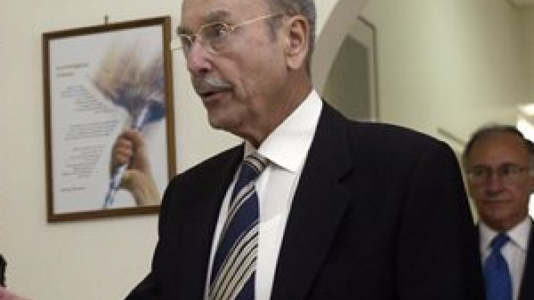 Η παρέλαση της 25ης Μαρτίου του 1964 έχει ολοκληρωθεί και οι επίσημοι αποχωρούν διασχίζοντας την οδό Αγίου Ανδρέου