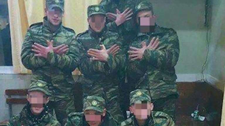 Σάλος με φωτογραφία στρατιωτών να σχηματίζουν με τα χέρια τον “αλβανικό αετό”
