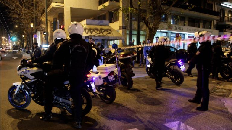 Ελεύθεροι οι 37 προσαχθέντες μετά την επίθεση με μολότοφ στα γραφεία του ΣΥΡΙΖΑ